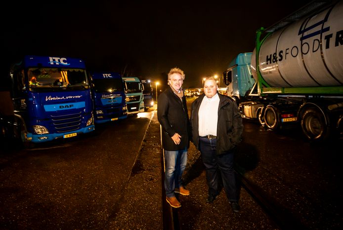 Wouter Gorter (links) en Thomas Loos: ,,Om ons hoeven die vrachtwagens niet weg, maar zorg dan dat er fatsoenlijke voorzieningen voor de chauffeurs komen.''