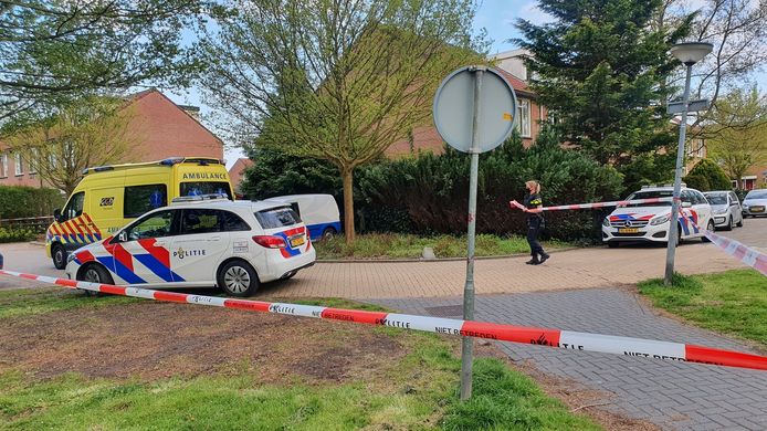 Bij een steekincident in een woning in Lelystad raakten vanavond twee personen gewond.