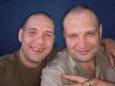 Zware misdadigers Dmitry Malyshev (L) en Alexander Maslennikov (R) lachend op de foto samen in Oekraïne.