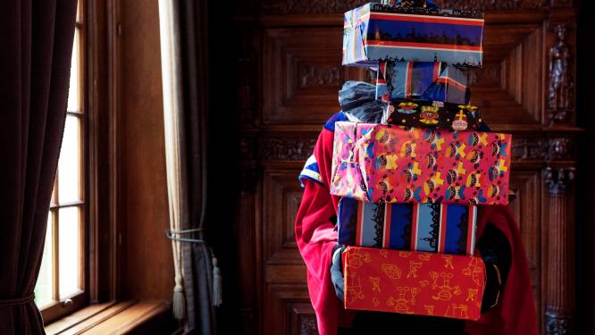 Pieten brengen cadeautjes naar kinderen uit minder bedeelde gezinnen uit Etten-Leur