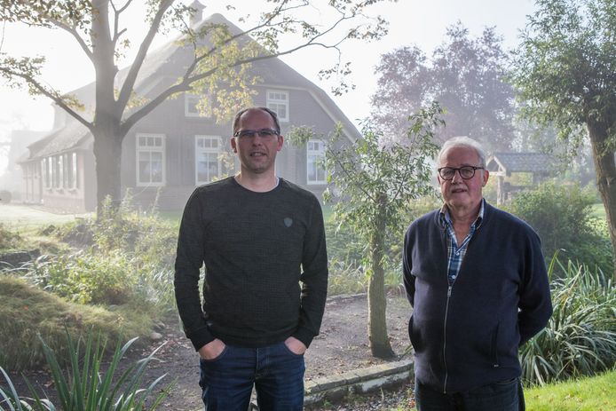Vader en zoon Pronk bij hun huis in Raalte.