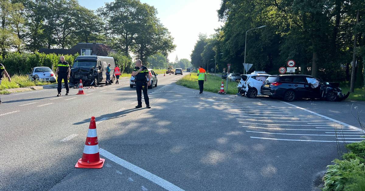 Zeker vier autos betrokken bij ongeval op Zutphenseweg in Lochem.