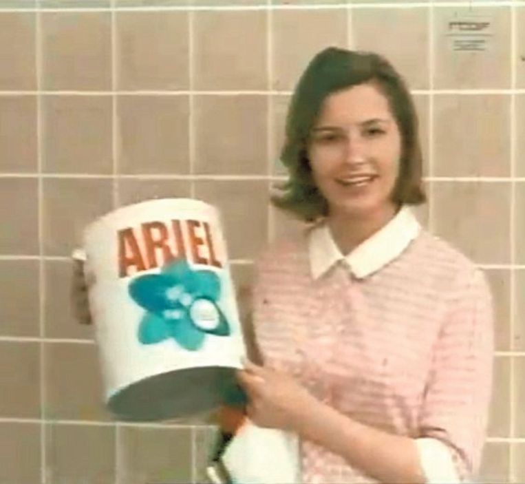 Claudine, de vrouw van Eddy Merckx, maakte reclame voor Ariel. De vuile was is blijkbaar het lot van de rennersvrouw. Beeld rv
