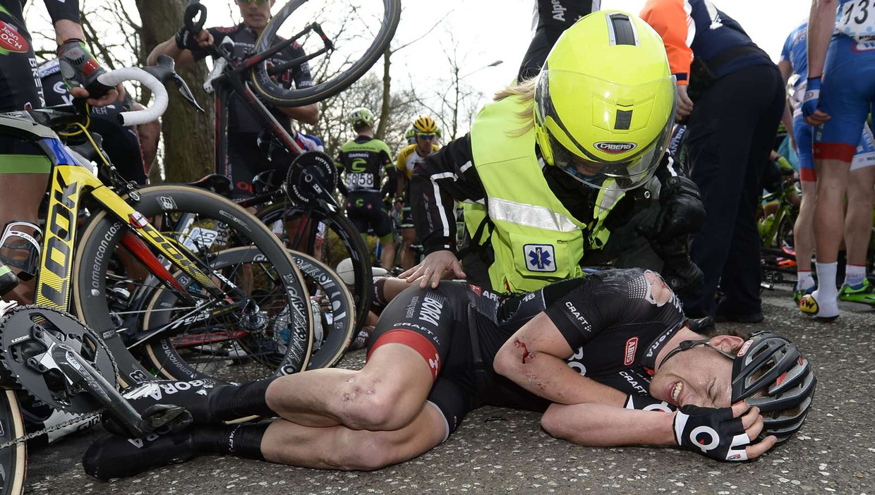 De aanloop van de massasprint van de Scheldeprijs werd ontsierd door een valpartij. Hierbij waren meerdere renners betrokken. Zo ook Sam Bennet, vorig jaar nog vijfde. Beeld afp