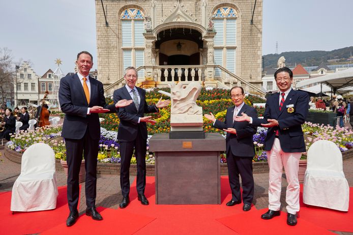 Onthulling van het Domtorenornament met ambassadeur Peter van Vliet (2e van links).