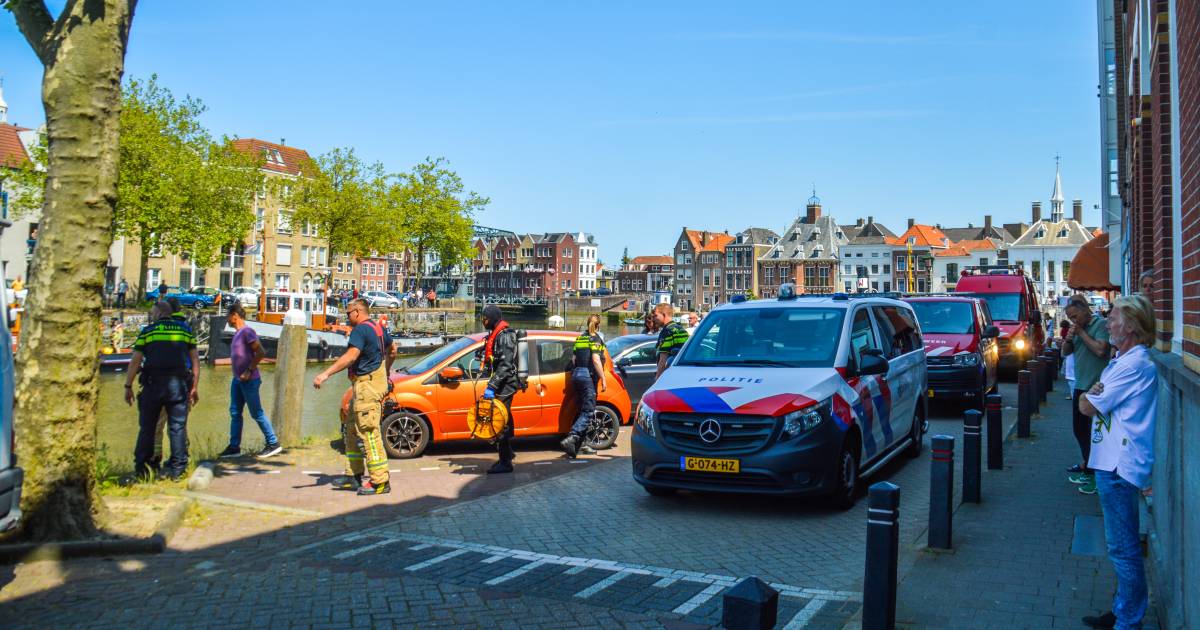 Iedereen helpt bij bizar ongeluk waarbij auto met klein meisje achterin wegzinkt.