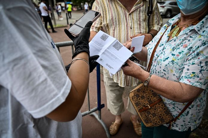 Contrôle d'un pass sanitaire en France.
