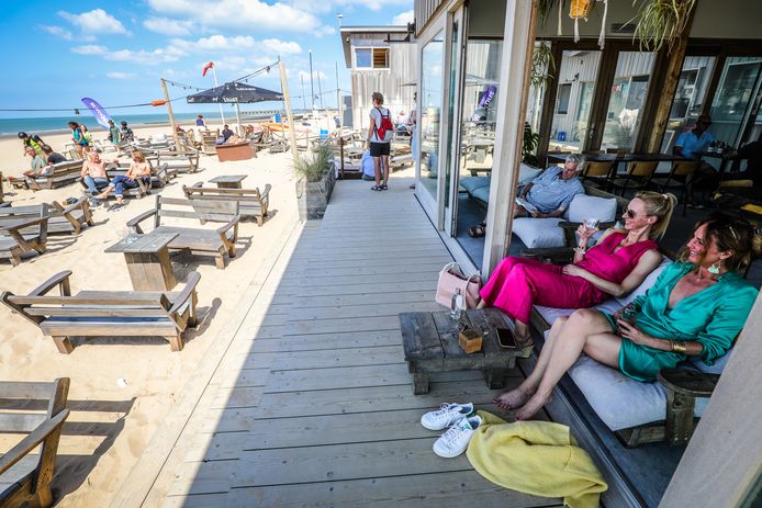 De huurprijzen voor beach bars schieten fors naar omhoog. Een vergoeding van 70.000 euro voor een half jaar was in 2016 nog ‘waanzinnig’ in Nieuwpoort. Vandaag betalen uitbaters tot 139.000 euro per jaar om in Middelkerke een bar te mogen bouwen op het zand.