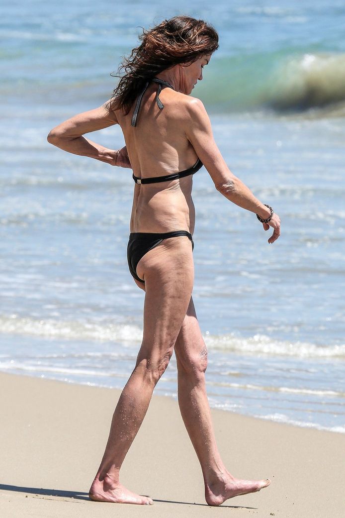 Femmes de 60 ans en store maillot de bain