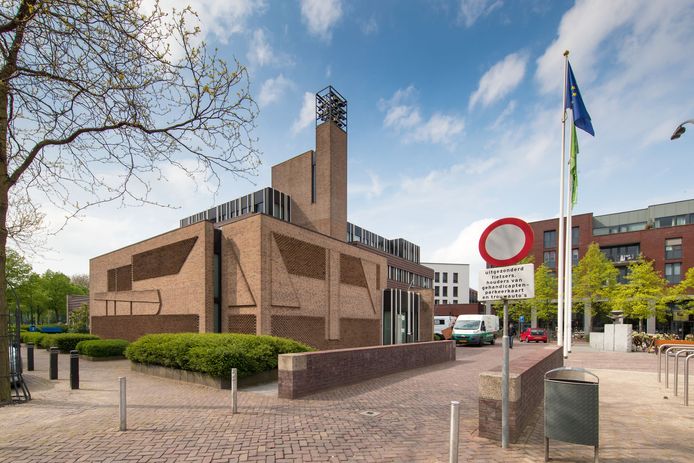 Het verouderde gemeentehuis van Dronten