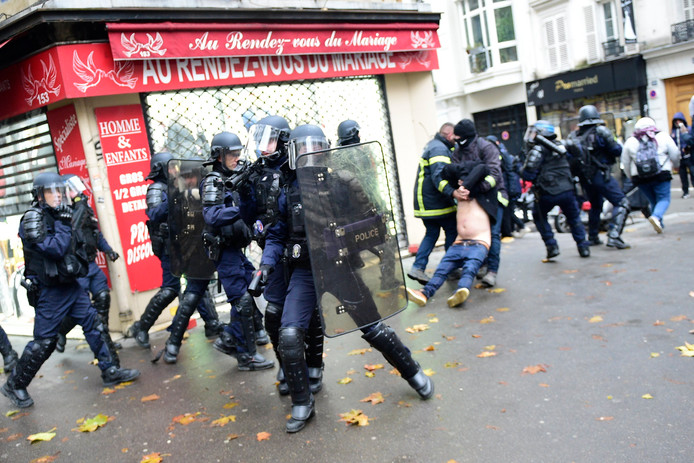 Premier Procès Dun Policier Pour Des Violences Contre Des