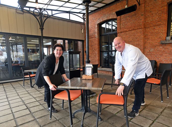 Marjan en Marc van Dongen van brasserie Oud Hulst zetten hun terras vast klaar.