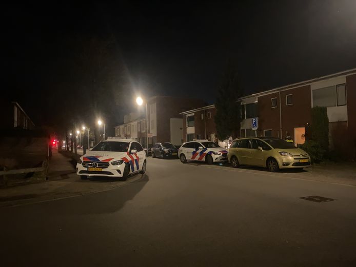 De politie was snel ter plekke toen zij een melding kregen van een overval in een woning aan de Saturnusstraat in Hengelo.