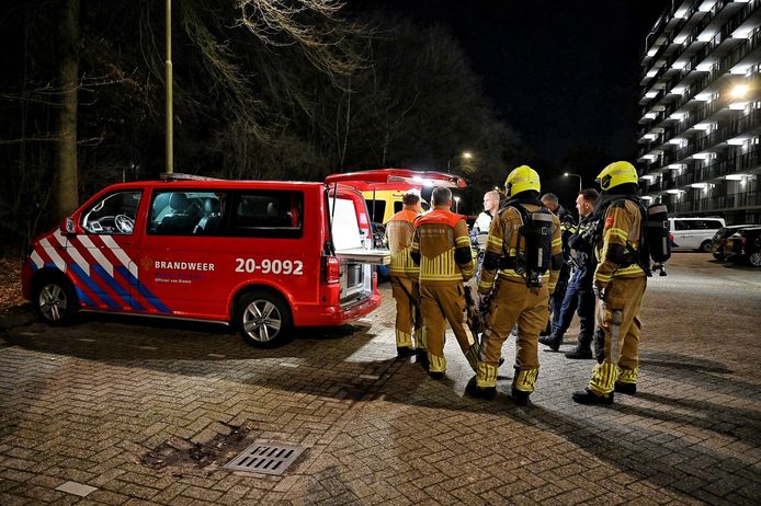 Jongeren die in een berging van een flat zaten roken een vieze stank en kregen last van hun luchtwegen en ogen.