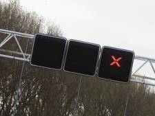 Rijstroken dicht op A12 bij knooppunt Grijsoord: brandweer blust autobrand