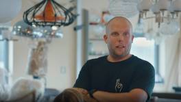 Dennie streeft zijn passie na en verkoopt vintage stukken