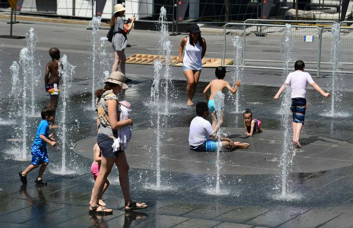 Vrouwen en kinderen zoeken verkoeling bij de fonteinen van de Place des Arts in Montreal, Canada. Archiefbeeld.