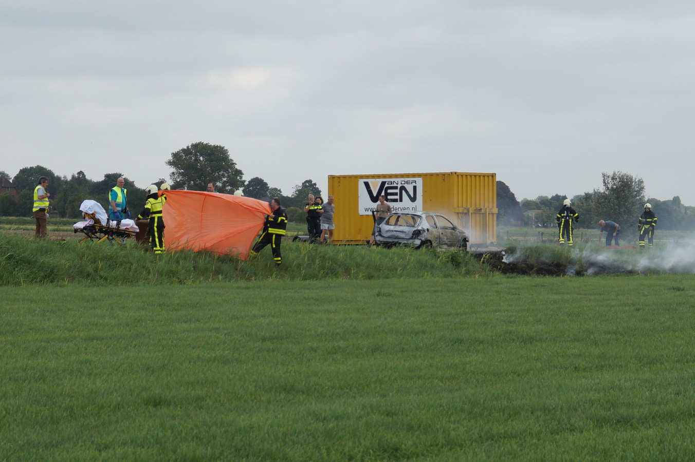 Auto Ontploft In Wijk En Aalburg, Man Zwaargewond: 'Een Tragisch Ongeval' |  Foto | Bndestem.Nl