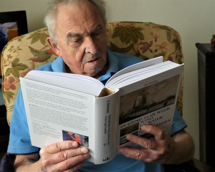 Weerhistoricus drs. Jan Buisman (96) met zijn standaardwerk ‘Duizend jaar weer, wind en water in de Lage Landen’.