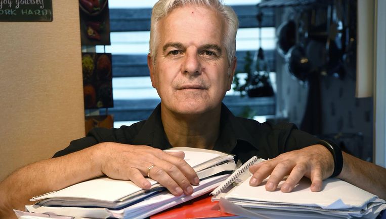 Bas van 't Hoff: 'Als ik al deze mappen zie, denk ik: waar heb ik de kracht vandaan gehaald?' Beeld Marcel van den Bergh / de Volkskrant