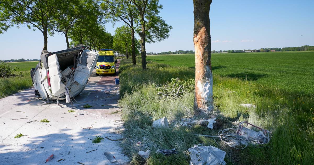 Enorme puinhoop na botsing tussen bestelbusje en auto in Oijen.