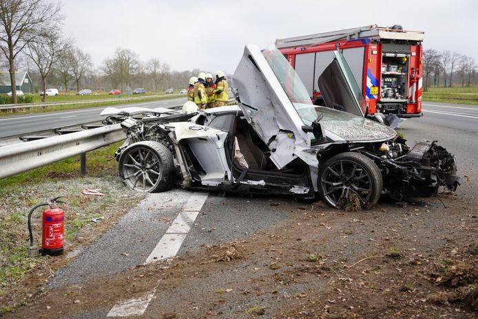 Op de A28 bij Rouveen is zondagochtend een Lamborghini in de vangrail gecrasht. Bij het ongeval raakte niemand gewond.