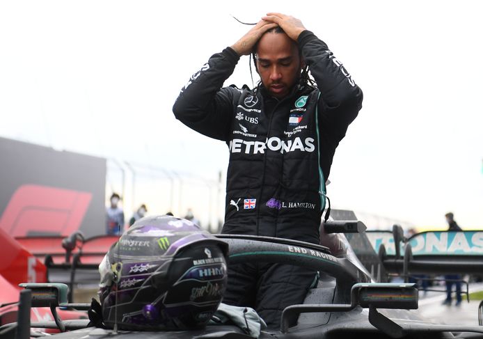 Lewis Hamilton stapt uit zijn auto na het veroveren van zijn zevende wereldtitel.