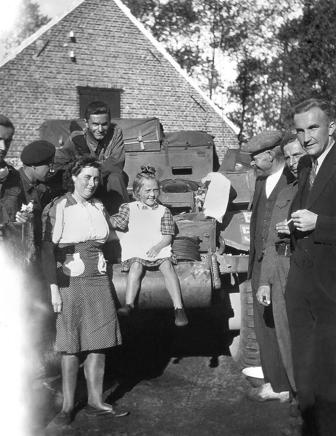 Heikant, 16 september 1944: Soldaten van de Eerste Poolse Pantserdivisie zijn in de ochtend van 16 september de Nederlandse grens gepasseerd en doorgereden naar Heikant. Ze maken kwartier op het boerenhof van de familie Martinet. fotof René Martinet, Archief familie Martinet