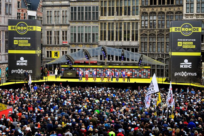 Een stampvolle Grote Markt in Antwerpen, vorig jaar bij de start van de Ronde.