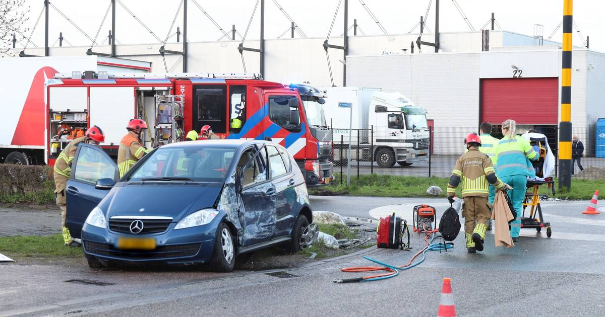 Vrouw gewond bij botsing met vrachtwagen op kruispunt in Waalwijk.