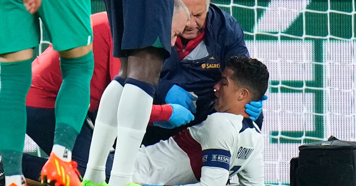 Cristiano Ronaldo na pittige botsing met doelman Tsjechië met bloedneus naar het gras - AD.