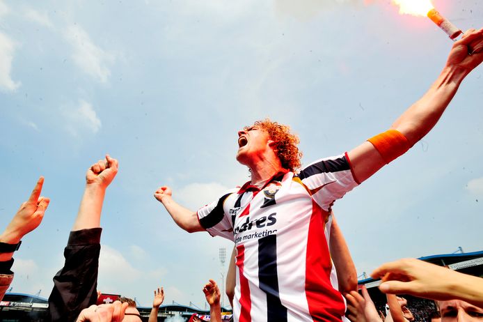 Arjan Swinkels is dolblij nadat Willem II via de play-offs is gepromoveerd naar de eredivisie (2012).