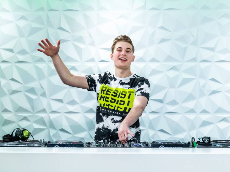 DJ BastiQ is net 16 en organiseert zijn eigen feesten: ‘Hoe meer mensen, hoe beter, geen huiskamerfeestje!’