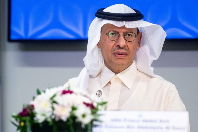 Abdulaziz bin Salman, ministre saoudien de l'énergie, lors de la conférence de presse annonçant la réduction de la production.