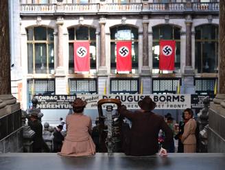 Nazivlaggen aan Centraal Station doen reizigers vreemd opkijken: “We leggen mensen uit wat hier aan de hand is”