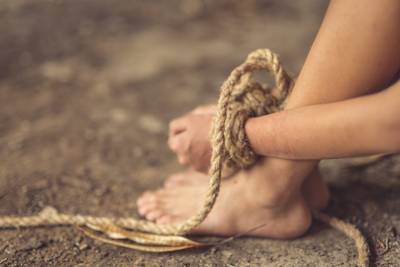 Chinese moeder bindt kind vast nadat ex te weinig alimentatie betaalt