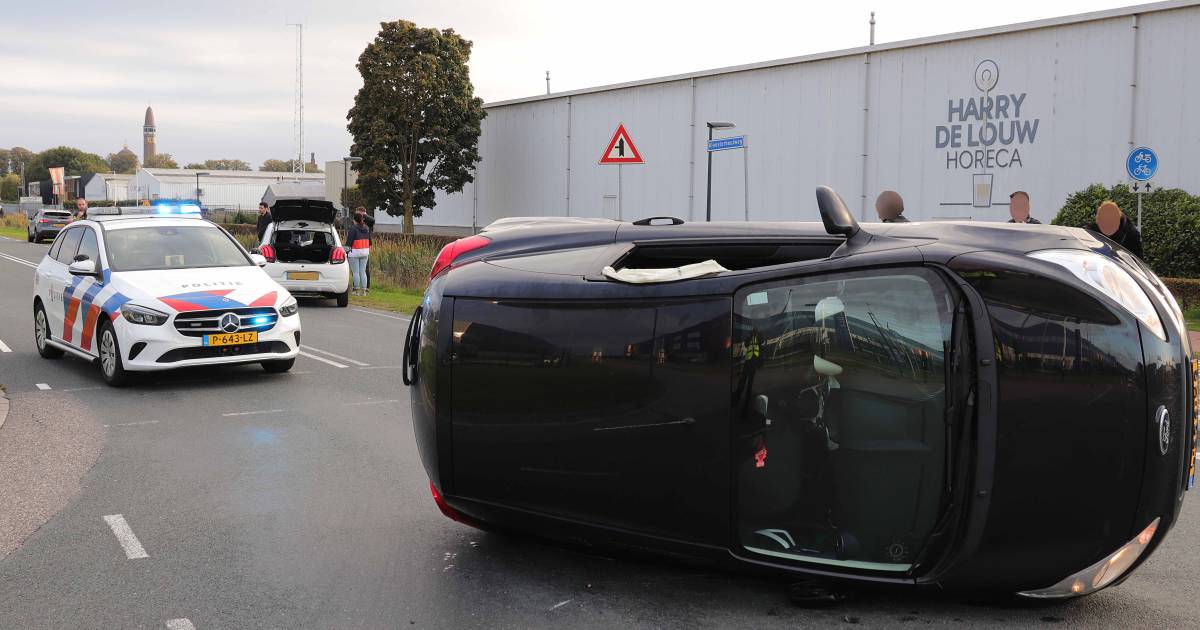 Auto op zijn kant door botsing in Waalwijk.
