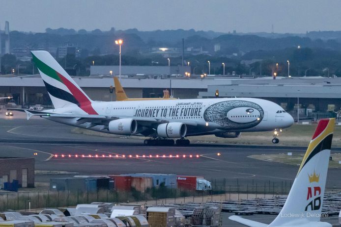 Hoe grootste passagiersvliegtuig ter wereld zette zondagavond rond 22 uur de wielen aan de grond op Brussels Airport.