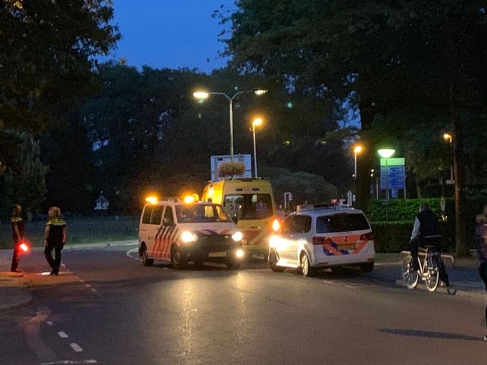 Hulpdiensten aan de Hofstraat in Almelo, waar ook de traumahelikopter landde. Het slachtoffer is uiteindelijk met de ambulance naar het ziekenhuis gebracht.