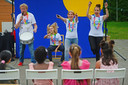 Theatergroep Wolkentheater trakteert kinderen AZC op een vrolijke noot met circusvoorstelling en kleine festivalletje op het terrein van het AZC.