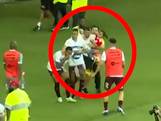 Bizar: vader doet met dochtertje op arm mee aan vechtpartij op voetbalveld