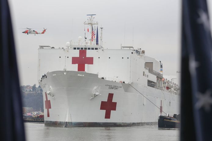 Gisteren kwam in New York een ziekenhuisschip van de federale overheid aan om hulp te bieden.