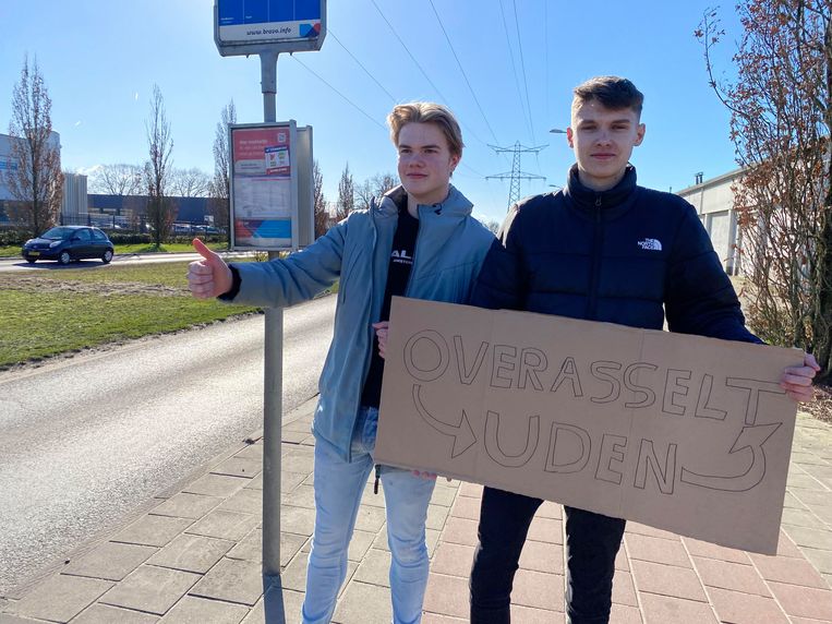 Daan Verwaal (links) en Ryan Weusthof zochten een lift naar hun stageplek bij de Campus Uden. Beeld privefoto