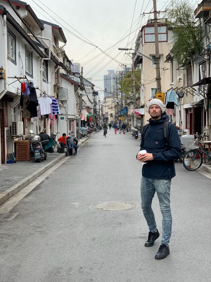 Bryan de Vries in een oude straat in Shanghai.