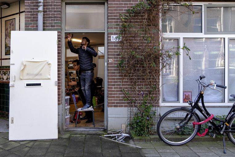 Een buitendeur van een woning wordt geïsoleerd met tochttrips.  Beeld ANP 