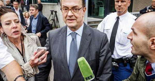 Ontspannen Demmink tijdens kort verhoor: Nee, nee en nee - AD.nl