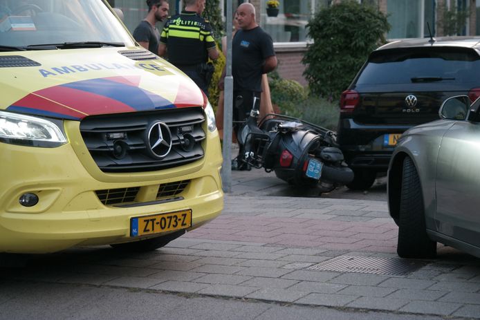 Ongeval tussen snorscooter en personenauto aan de Chopinlaan in Waddinxveen.