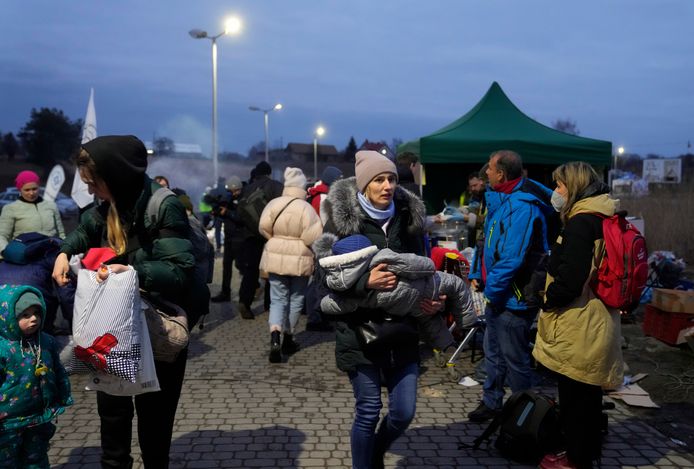 Oekraïense vluchtelingen aan de Poolse grens.