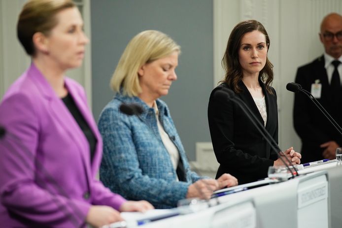 De Finse premier Sanna Marin (rechts) op een persconferentie met de premier van Zweden en Denemarken in Kopenhagen.