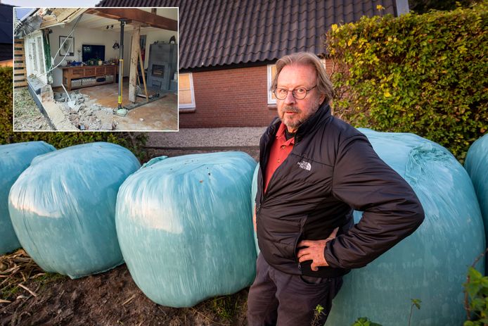 Daan Baarslag bij de hooibalen die hij voor zijn huis heeft gelegd. Kleine foto: de ravage in zijn woning nadat er een auto naar binnen was gereden.